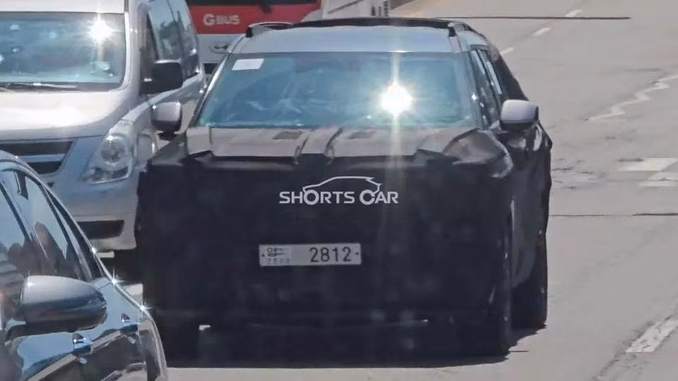 Những hình ảnh đầu tiên về chiếc Hyundai Tucson thế hệ mới mã nội bộ NX5, vừa được bắt gặp khi xe chạy thử với lớp ngụy trang kín đáo, hé lộ một diện mạo hoàn toàn mới, khác biệt so với thế hệ hiện tại. Dù vẫn còn được phủ kín bởi lớp vỏ ngụy trang, Tucson NX5 đã để lộ những đường nét sắc sảo, cơ bắp hơn hẳn bản tiền nhiệm.