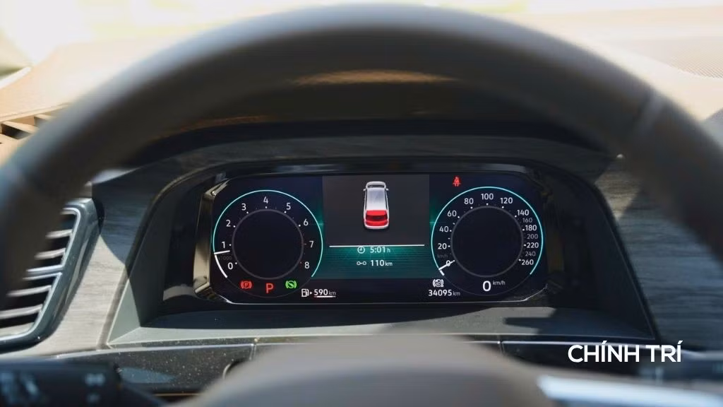 Màn hình thông số cung cấp các chỉ số như tốc độ, mức nhiên liệu và các cảnh báo an toàn, cho phép tùy chỉnh giao diện với 3 chế độ và 30 màu nền, mang lại trải nghiệm lái xe linh hoạt và hiện đại.
