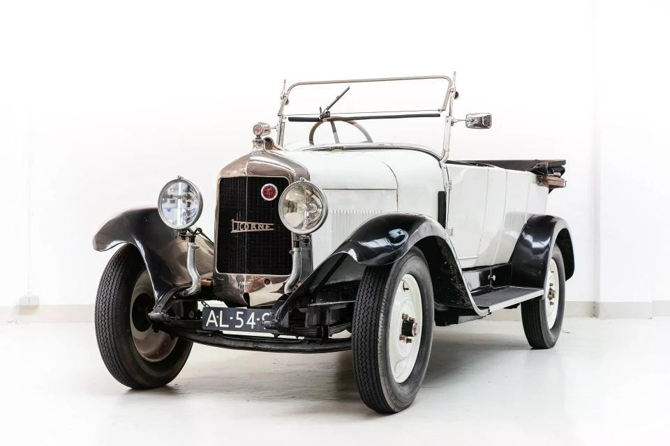 Một hãng xe cổ đã dừng sản xuất khác là Corre La Licorne, thành lập vào năm 1901 tại Levallois-Perret (Pháp). Đặc biệt, hình ảnh đại diện của hãng này là loài kỳ lân - loài ngựa một sừng trong văn hóa châu Âu.