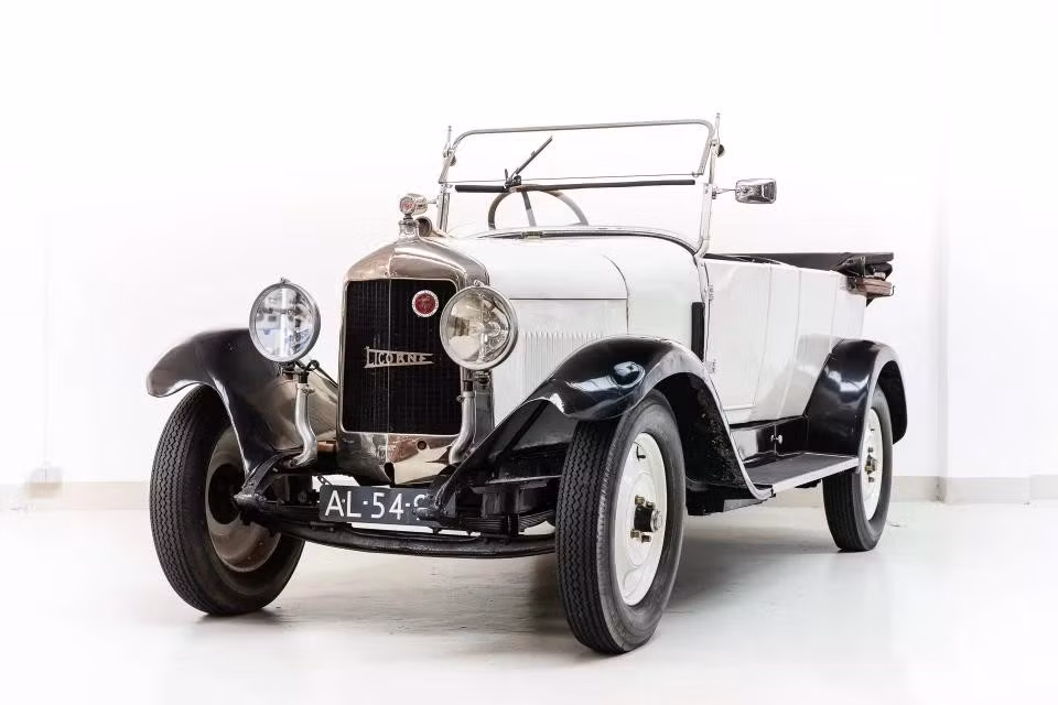 Một hãng xe cổ đã dừng sản xuất khác là Corre La Licorne, thành lập vào năm 1901 tại Levallois-Perret (Pháp). Đặc biệt, hình ảnh đại diện của hãng này là loài kỳ lân - loài ngựa một sừng trong văn hóa châu Âu.