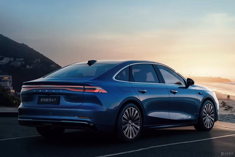 Tại Trung Quốc, Geely Galaxy A7 có giá niêm yết từ 100.000 NDT (tương đương 13.900 USD quy đổi 359 triệu đồng), trong khi Toyota Camry HEV được bán tại quốc gia tỷ dân có giá từ 179.800 NDT (25.000 USD, quy đổi 645 triệu đồng). Tại Việt Nam, Toyota Camry bản HEV có giá từ 1,472 tỷ đồng.