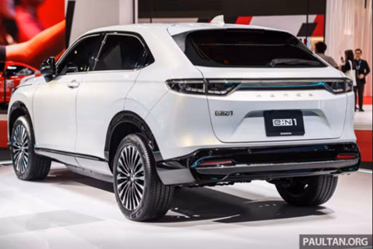 Honda cũng cung cấp một số phụ kiện chính hãng như viền chắn mưa, bảo vệ tay nắm cửa, nẹp cốp sau và bộ sạc AC 11 kW Kineta dạng wallbox.