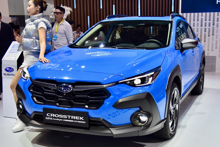 Mặc dù vậy, Subaru Crosstrek vẫn là mẫu SUV cỡ B đắt đỏ bậc nhất thị trường, vượt trên cả Skoda Karoq (999 triệu - 1,089 tỷ đồng). Thậm chí giá bán bản e-Boxer Hybrid của Subaru Crosstrek còn đắt hơn mức giá khởi điểm của nhiều mẫu SUV 7 chỗ cỡ D như Hyundai Santa Fe (từ 1,069 tỷ đồng), Toyota Fortuner (từ 1,055 tỷ đồng) hay Ford Everest (từ 1,099 tỷ đồng).