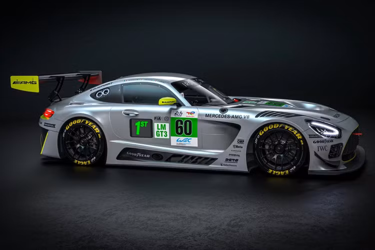 Bộ ba Mercedes-AMG LMGT3 của Iron Lynx sẽ khoác lên mình màu sơn bạc đặc trưng, lấy cảm hứng từ Sauber-Mercedes C9, đồng thời tri ân biệt danh “Mũi Tên Bạc” – biểu tượng của các mẫu xe đua Mercedes-Benz qua nhiều thế hệ.