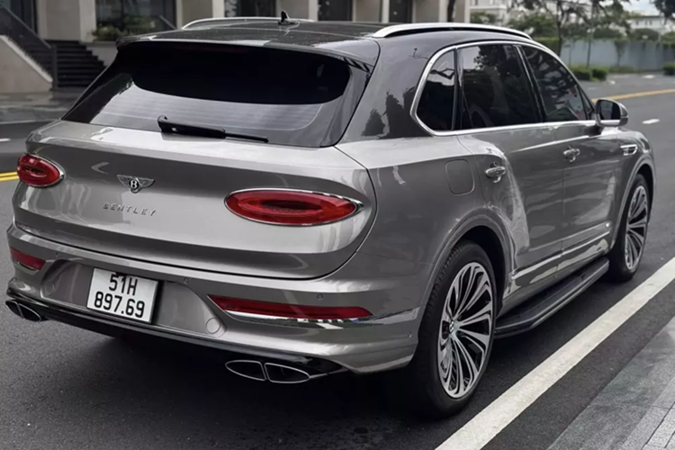 Số lượng dòng xe Bentley Bentayga tại Việt Nam phải trên 50 xe, nhưng kiếm 1 xe đã qua sử dụng, lăn bánh chỉ vài nghìn km thật sự hiếm, và xe chạy hơn 1.000 km thì phải nói đếm không quá 1 bàn tay, 1 chiếc như vậy đã xuất hiện.