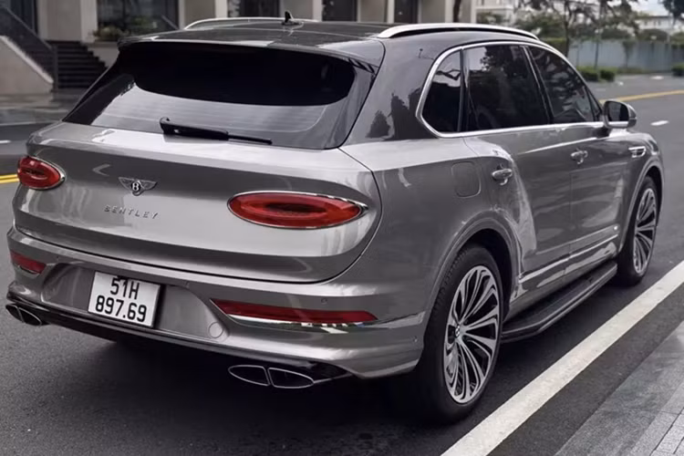 Số lượng dòng xe Bentley Bentayga tại Việt Nam phải trên 50 xe, nhưng kiếm 1 xe đã qua sử dụng, lăn bánh chỉ vài nghìn km thật sự hiếm, và xe chạy hơn 1.000 km thì phải nói đếm không quá 1 bàn tay, 1 chiếc như vậy đã xuất hiện.