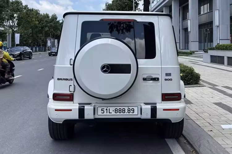 Còn với một doanh nhân sinh sống ở Thành phố Hồ Chí Minh, anh chỉ cần sự nguyên bản của dòng xe SUV hạng sang Mercedes-AMG G63 cũng đã khác biệt, và tiền độ xe anh dành hết, thậm chí chi thêm vài trăm triệu đồng nữa để làm 1 biển số VIP chơi.