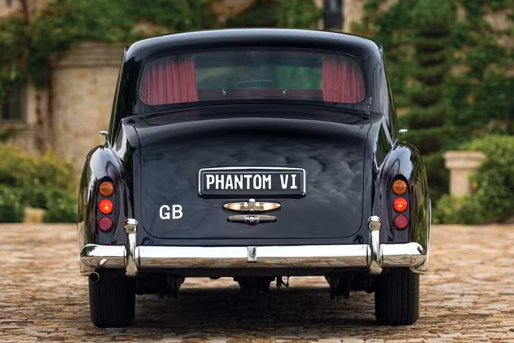 Hầu hết thân xe Phantom VI do Mulliner Park Ward thực hiện, chủ yếu là kiểu limousine, dù một số ít xe có thân landaulet (hành khách phía sau ngồi dưới phần mui xếp). Phantom VI cũng là mẫu xe cuối cùng trong dòng xe có khung gầm riêng, đồng thời khép lại truyền thống chế tác thân xe riêng. Sản xuất kết thúc đầu năm 2017, vài tháng sau Phantom VII ra mắt.