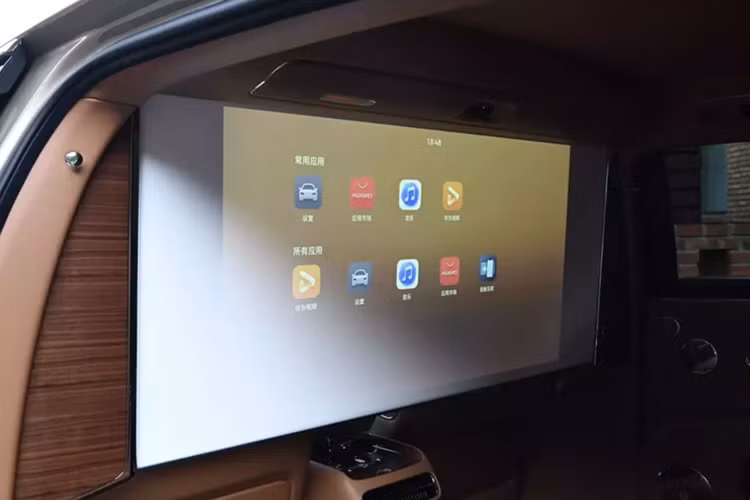 Nội thất được chế tác thủ công theo phong cách sang trọng với các chi tiết pha lê đánh bóng bằng tay, phụ kiện kim loại đúc chính xác 1 mm ở nhiệt độ 1300°C và da semi-aniline toàn phần. Gỗ ốp nội thất trải qua quá trình chọn vân nghiêm ngặt với tỷ lệ loại bỏ hơn 99% và đánh bóng trong 480 giờ.