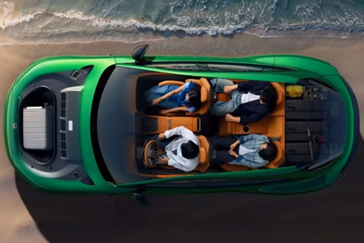 Khách hàng có thể lựa chọn trong 9 màu ngoại thất, trong đó nổi bật là màu xanh ngọc lục bảo Colombia, cam và titan kim loại. Bên trong khoang cabin của YU7 sở hữu nhiều trang bị cao cấp như: ghế trước bọc da Nappa không trọng lực, có thể ngả đến 123 độ và tích hợp massage 10 điểm.