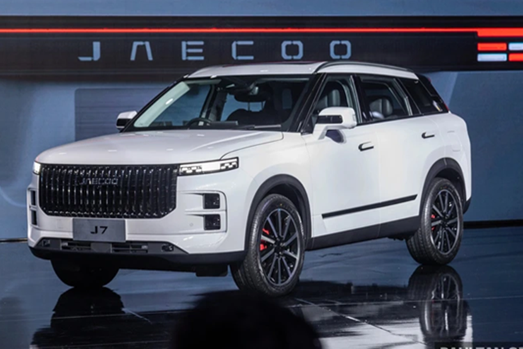 Với giá bán ưu đãi chỉ từ 739 triệu đồng, Jaecoo J7 trở thành một trong những mẫu SUV cỡ C rẻ nhất tại thị trường Việt Nam. So với "ông hoàng phân khúc" Mazda CX-5 vốn có giá khởi điểm 749 triệu đồng, Jaecoo J7 rẻ hơn 10 triệu.