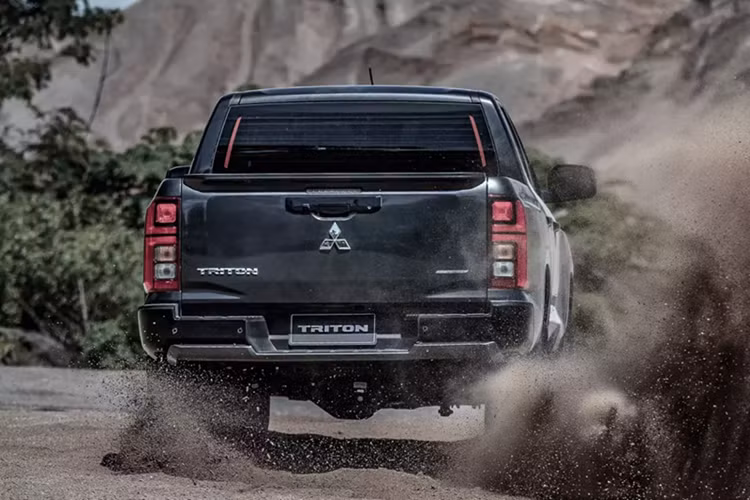 Ở phiên bản Athlete 4WD, Mitsubishi Triton 2025 tại thị trường Thái Lan được nâng cấp sự tiện nghi trong nội thất với hệ thống lọc không khí nanoeX như trên.