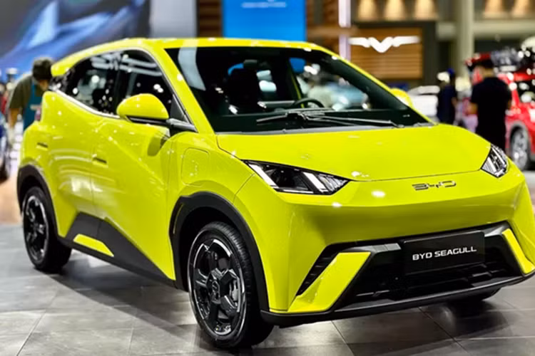 Tại đây, xe được trang bị màn hình cảm ứng xoay 10,1 inch, hỗ trợ kết nối Apple CarPlay và Android, đặt ở trung tâm. Bên cạnh đó là tính năng điều khiển bằng giọng nói mới với câu lệnh "Hi BYD". Khi nâng cấp lên phiên bản Comfort, khách hàng sẽ nhận thêm những trang bị như cần gạt nước tự động, vành 16 inch và ghế lái chỉnh điện.