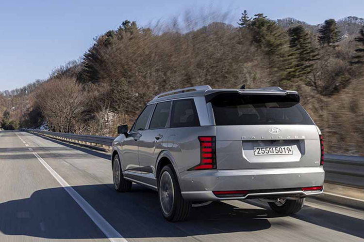 Hyundai cũng chú trọng đến sự thoải mái với tùy chọn ghế “Relaxation” cho hàng ghế trước và thứ hai, mang lại khả năng ngả sâu và nâng đỡ đùi tương tự ghế thương gia. Cấu hình tiêu chuẩn là 8 chỗ ngồi, nhưng người dùng có thể chọn kiểu ghế đôi ở hàng giữa để tăng sự riêng tư và tiện nghi.