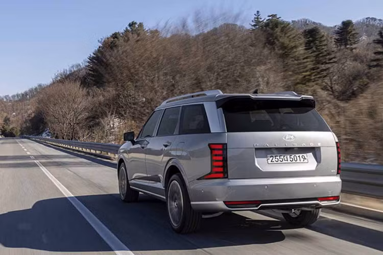 Hyundai cũng chú trọng đến sự thoải mái với tùy chọn ghế “Relaxation” cho hàng ghế trước và thứ hai, mang lại khả năng ngả sâu và nâng đỡ đùi tương tự ghế thương gia. Cấu hình tiêu chuẩn là 8 chỗ ngồi, nhưng người dùng có thể chọn kiểu ghế đôi ở hàng giữa để tăng sự riêng tư và tiện nghi.