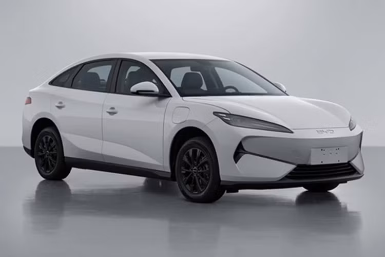 Một số tính năng đáng chú ý khác của BYD e7 bao gồm khe hút gió thật trên cản trước, hệ thống camera toàn cảnh 360 độ, cửa sổ trời và cụm đèn hậu chia đôi được nối bằng một dải trang trí màu đen. Dù là xe giá rẻ nhưng e7 vẫn có phanh đĩa ở cả 4 bánh.