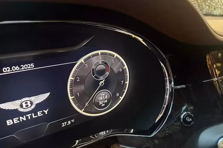 Chiếc Bentley Flying Spur thế hệ mới này thuộc bản V8 với điểm nhấn là ống xả kép, xe được trang bị khối động cơ xăng V8, tăng áp kép, dung tích 4.0 lít, sản sinh ra công suất tối đa 542 mã lực và mô-men xoắn cực đại 770 Nm.