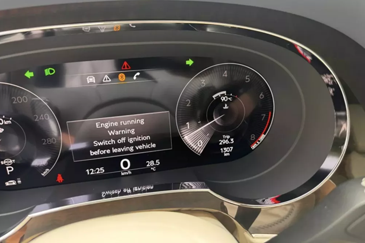 SUV siêu sang Bentley Bentayga của doanh nhân Tp.HCM mới bán lại thuộc phiên bản nâng cấp giữa vòng đời với những thay đổi ấn tượng đến từ đèn pha và đèn hậu LED cũng như ống xả theo xe. Chiếc xe này thuộc phiên bản V8 do có ống xả kép.