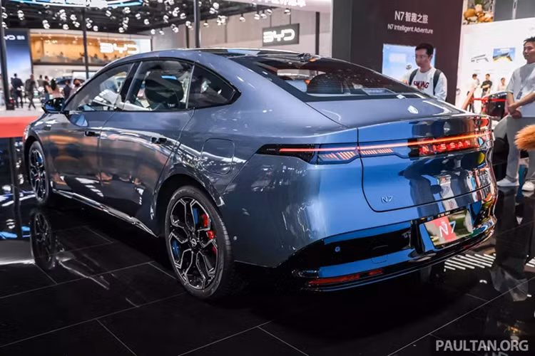 Ra mắt vào hồi tháng 4/2025 và nhanh chóng được mở bán sau đó, Nissan N7 hiện đang gặt hái thành công ban đầu. Theo Nissan, tính đến ngày 31/5 vừa qua, hãng đã nhận được 17.215 đơn đặt hàng cho mẫu xe này tại Trung Quốc. Hãng cũng cho biết 70% trong số đơn đặt hàng đến từ những người lần đầu tiên mua xe Nissan.