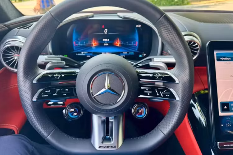 Mercedes-AMG SL43 đang bán chính hãng tại Việt Nam thuộc thế hệ thứ 7, sản xuất từ năm ngoái, chiếc xe này có phần mặt tiền khá ấn tượng với lưới tản nhiệt vòng cung, được tạo hình bằng các nan dọc, nằm chính giữa vẫn là logo ngôi sao 3 cánh.