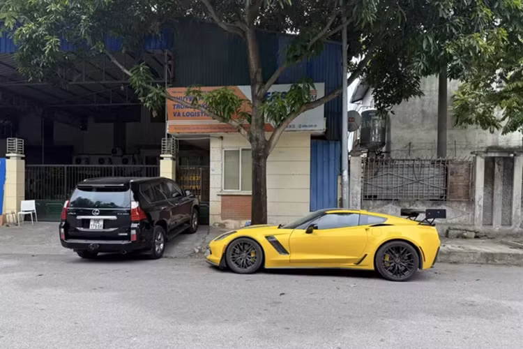 Mới đây nhất, 1 chiếc xe thể thao Chevrolet Corvette C7 đã bị bắt gặp tại Hà Nội, xe gây ấn tượng với màu sơn vàng, có body kit của bản Z06 nhưng không rõ là hàng "xịn" hay độ lên, điểm nhấn còn có cánh gió đuôi cố định cỡ lớn rất hầm hố.