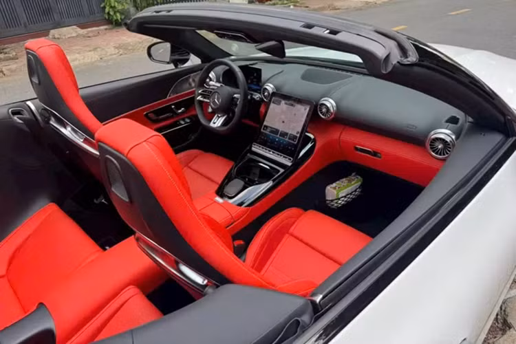 Vòng ra đuôi xe, Mercedes-AMG SL43 thế hệ mới nhất đang bán tại Việt Nam có đèn hậu LED mới, phần khoang hành lý chia làm đôi, để làm chỗ trống cất mui xe. Cuối cùng là việc xe được trang bị ống xả kép đối xứng, dạng tròn.