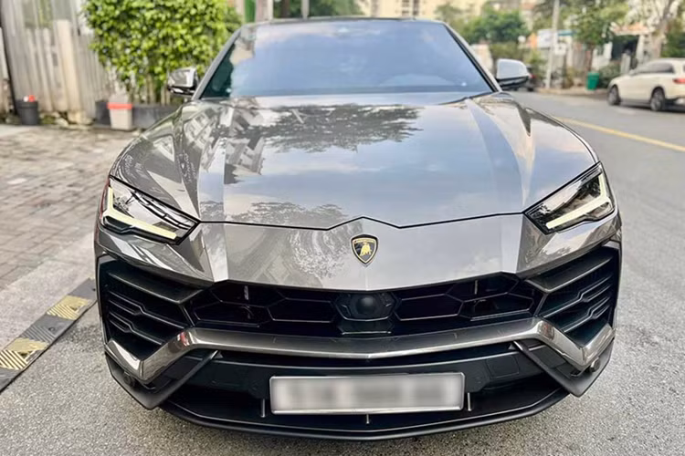  Theo tìm hiểu, đây đã là lần thứ 2 hay 3 gì đó chiếc siêu SUV Lamborghini Urus bị rao bán, đời chủ gần nhất mua xe vào đầu năm nay, nhưng chỉ chạy được khoảng 500 km đã vội bán xe lại cho 1 showroom ở Hà Nội, thay vì giao dịch với đơn vị bán xe cho mình ở TP HCM.