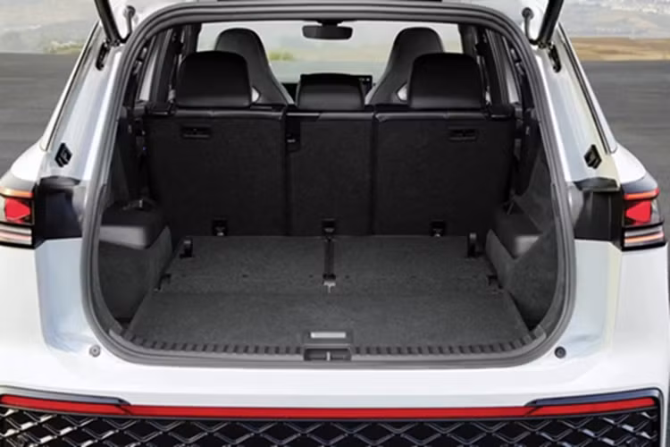 Thứ ba là động cơ mạnh 265 mã lực và 400 Nm trên bản 195TSI R-Line. Tất cả các phiên bản đều sử dụng hộp số ly hợp kép ướt DSG 7 cấp.