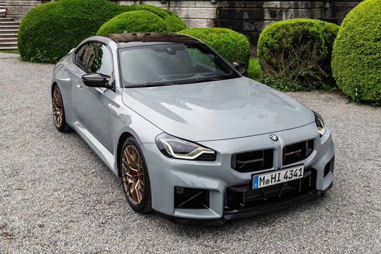 Khách hàng có thể lựa chọn các màu sơn như đen Black Sapphire, xám Brooklyn Grey hay xanh Portimao Blue. Riêng tông màu xanh Velvet Blue Metallic tuỳ chọn BMW Individual có giá 3.600 USD.