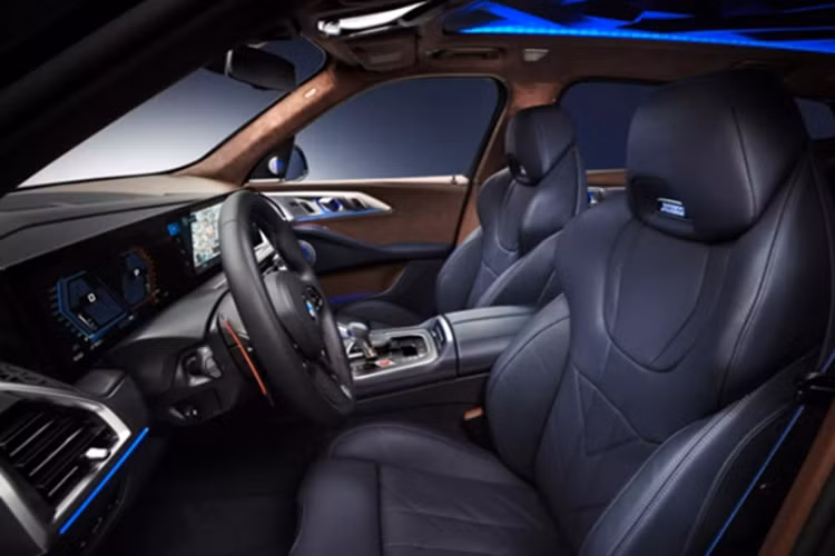 Mẫu SUV hiệu suất cao này cũng được trang bị màu sơn Frozen Tanzanite Blue ánh kim mới và bộ mâm M 23 inch màu Jet Black giúp tăng vẻ thể thao, khác biệt. Nội thất của BMW XM 2026 cũng không nằm ngoài cuộc chơi đổi mới.