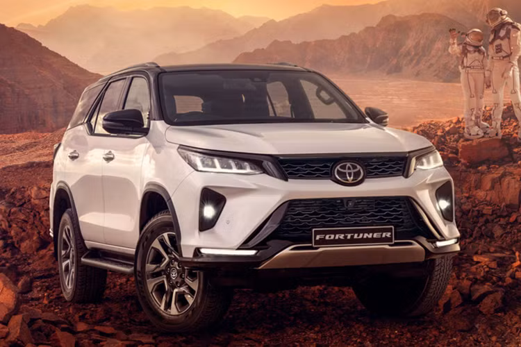 Về thiết kế, Fortuner Mild-hybrid không có sự thay đổi lớn về ngoại thất hay nội thất so với bản diesel thông thường, ngoại trừ logo “Neo Drive” nhận diện hệ truyền động mới. Khoang cabin vẫn sử dụng ghế da hai tông màu quen thuộc.