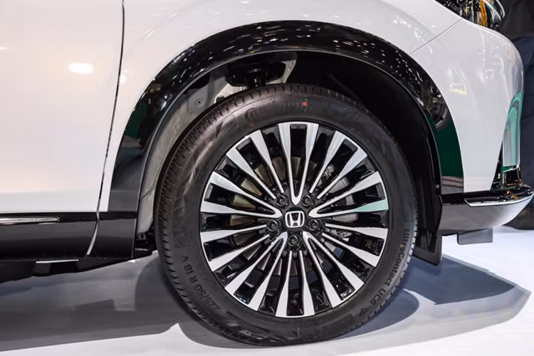 Trang bị ngoại thất đáng chú ý gồm mâm hợp kim 18 inch hai tông màu, cụm đèn pha LED tự động, đèn định vị ban ngày và đèn sương mù LED, đèn tín hiệu tuần tự phía trước, dải đèn hậu LED cùng ăng-ten vây cá mập. Bên trong khoang cabin của Honda e:N1 được bọc da với ghế lái chỉnh điện 8 hướng.