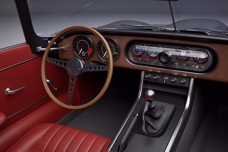 Nội thất với điểm nhấn là bảng đồng hồ kết hợp màn hình số tinh tế và đồng hồ analog truyền thống. Các nút bấm dạng cơ, đặc biệt là cần số kim loại lớn gợi ý hộp số sàn 5 cấp, mang lại cảm giác lái thuần khiết.