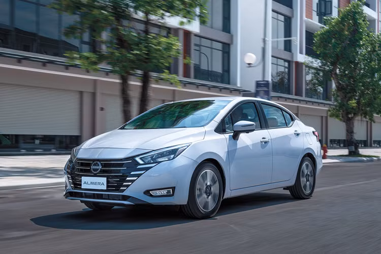 Cụ thể hơn, Nissan Almera được hỗ trợ lãi suất vay ngân hàng ở phiên bản EL tiêu chuẩn và VL cao cấp nhất. Trong khi đó, Nissan Almera bản tầm trung V được hãng hỗ trợ 50% lệ phí trước bạ với xe sản xuất năm 2025 và 100% với xe sản xuất năm 2024.