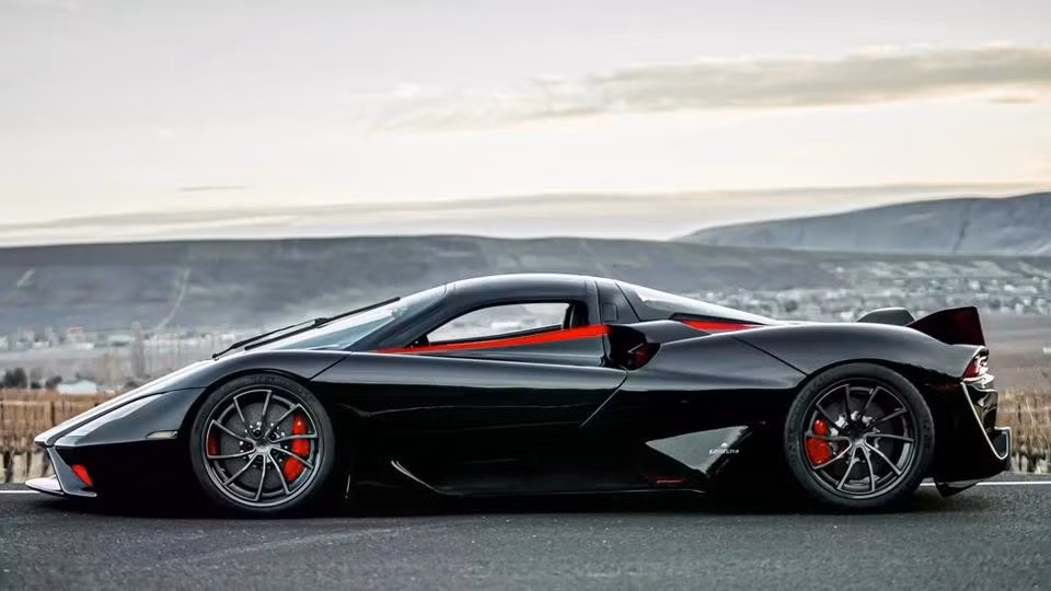 Sau những tranh cãi về dữ liệu thử nghiệm tại Nevada, SSC đã thực hiện lại bài kiểm tra cho chiếc SSC Tuatara tại Florida vào năm 2021 dưới sự giám sát chặt chẽ. Kết quả trung bình hai chiều đạt 455 km/h, trong đó lượt chạy nhanh nhất đạt 460 km/h. Sức mạnh 1.266 mã lực giúp Tuatara khẳng định vị thế trong câu lạc bộ siêu tốc độ. Ảnh: Courtesy of SSC North America.