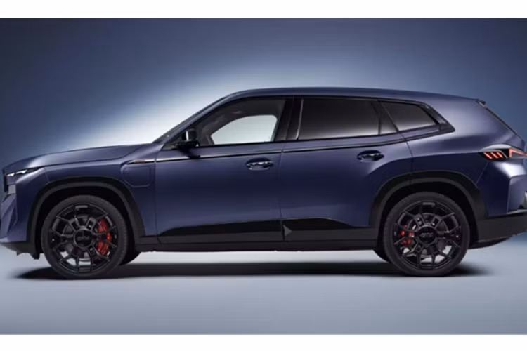 Tuy nhiên, kỳ vọng lớn đi kèm áp lực lớn. Trong năm 2024, chỉ có 1.974 chiếc XM được bán ra tại Mỹ - thị trường quan trọng bậc nhất của hãng, giảm 14,7% so với năm trước đó. Con số này khiến XM trở thành mẫu xe bán chậm nhất của BMW tại Mỹ.