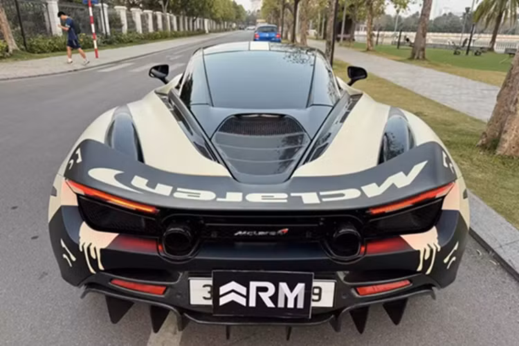 Động cơ kết hợp với hộp số SSG ly hợp kép 7 cấp, nhờ đó, siêu xe McLaren 720S có thể tăng tốc từ vị trí xuất phát lên 100 km/h chỉ trong thời gian 2,9 giây và giảm tốc từ 100-0 km/h trong 2,8 giây. Tốc độ tối đa của siêu xe McLaren 720S là 341 km/h.