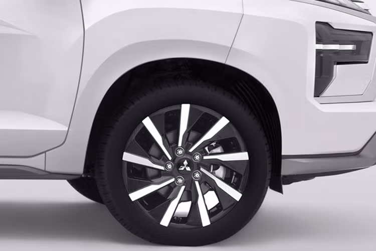 Cụm đồng hồ dạng analog trước đây cũng được thay thế bằng màn hình kỹ thuật số TFT 8 inch, tương tự như trang bị trên Xforce. Phiên bản Xpander Cross 2025 tại Indonesia vẫn trung thành với phong cách nội thất hai tông đen-đỏ, tạo cảm giác thể thao và cao cấp hơn.