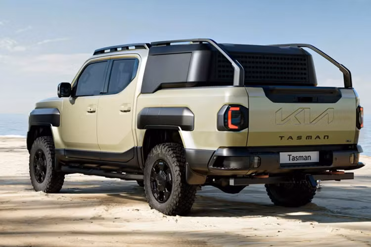 Trong khi đó, phiên bản cao cấp nhất Tasman X-Pro được trang bị nhiều tiện nghi cao cấp như: ghế lái chỉnh điện kèm sưởi và làm mát, vô lăng sưởi, ghế sau sưởi, dàn âm thanh Harman Kardon và cửa sổ trời.