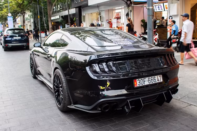 Đi cùng "trái tim" này trên Ford Mustang GT đời 2015 chỉ là hộp số 6 cấp, thay vì hộp số tự động 10 cấp như các bản sau này.