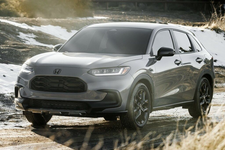 Cả ba phiên bản của Honda HR-V 2026 ở thị trường Mỹ đều sử dụng động cơ xăng 4 xi-lanh thẳng hàng, hút khí tự nhiên, dung tích 2.0L, cho công suất tối đa 158 mã lực tại tua máy 6.500 vòng/phút và mô-men xoắn cực đại 187 Nm tại tua máy 4.200 vòng/phút. Động cơ VTEC, DOHC này kết hợp với hộp số tự động vô cấp CVT và hệ dẫn động cầu trước FWD.