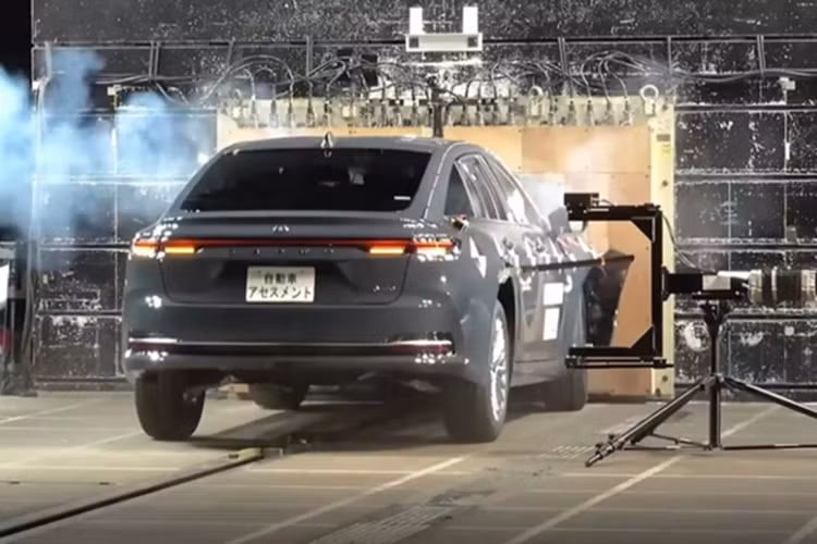 Trong đợt đánh giá năm 2024, Toyota Crown sedan đã đạt tổng điểm 188,39 trên thang điểm tối đa 197, tương đương 95% và được xếp hạng an toàn 5 sao, mức cao nhất trong hệ thống của NASVA. Cụ thể, mẫu xe đạt 92% điểm ở tiêu chí bảo vệ khi va chạm và lên tới 97% ở tiêu chí phòng ngừa va chạm nhờ hệ thống Toyota Safety Sense thế hệ mới.