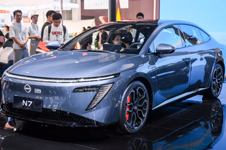 Trước những lo ngại về thời gian giao hàng, ông Zhou Feng, Phó Tổng Giám đốc của Dongfeng-Nissan, cho biết: “Từ khi ra mắt, số lượng đơn đặt hàng đã vượt xa kỳ vọng! Chúng tôi đang không ngừng tối ưu hóa quy trình sản xuất, nâng cao hiệu quả, điều phối nguồn lực để tăng công suất một cách nhanh chóng và nỗ lực bàn giao xe N7 đến tay người dùng trong thời gian ngắn nhất”.