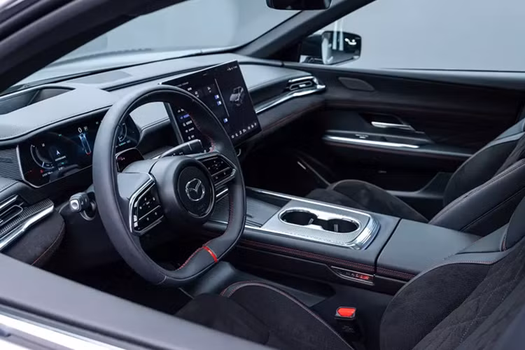 Trang bị tiêu chuẩn bên trong xe gồm có màn hình thông tin giải trí 14,6 inch, màn hình hiển thị thông tin kính lái với công nghệ thực tế ảo (AR HUD) 50 inch, sử dụng chip Qualcomm Snapdragon 8155, và hệ thống âm thanh Sony 14 loa. Ngoài ra, nội thất còn có đèn nền 64 màu và ghế trước có thể ngả sâu.