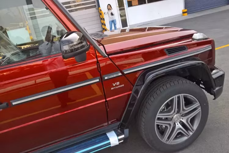 SUV hạng sang Mercedes-Benz G63 AMG mang màu sơn Tomato Red nổi bần bật nằm trong phiên bản đặc biệt Crazy Color Edition vẫn sử dụng động cơ V8, tăng áp kép, dung tích 5,5 lít, sản sinh công suất tối đa 544 mã lực và mô-men xoắn cực đại 760 Nm.