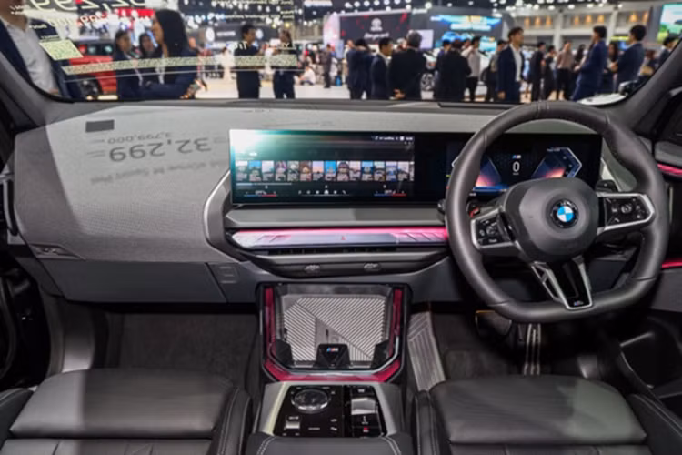 Nội thất xe mang nhiều điểm tương đồng với 3-Series 2025 vừa được đưa về Việt Nam, bao gồm vô-lăng 2 chấu mới, cụm màn hình cong lớn tích hợp hệ điều hành BMW OS9, thiết kế tối giản phím bấm vật lý và cụm cần số được thu gọn tinh tế.