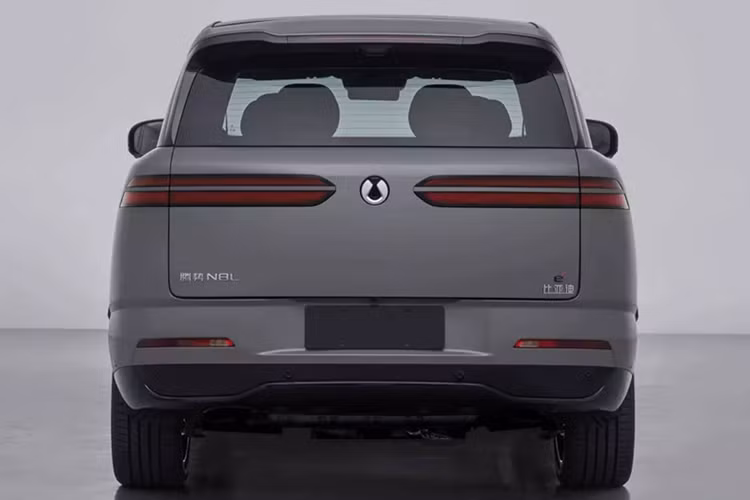 Bên ngoài, mẫu xe này gây ấn tượng với thiết kế vuông vức và bề thế. Ở đầu xe, Denza N8L được trang bị dải đèn LED định vị ban ngày song song và đèn pha đặt dọc hai bên. Cản trước đi kèm hốc hút gió hình thang và lưới tản nhiệt điều chỉnh tự động, giúp cải thiện cả tính khí động học lẫn thẩm mỹ.