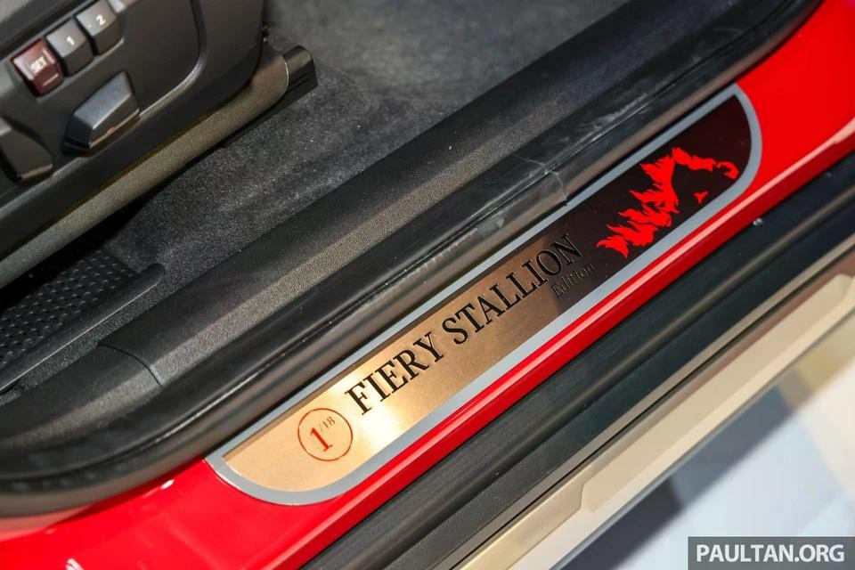 Ốp bậc cửa cũng được trang trí bằng logo "Fiery Stallion Edition" cùng số thứ tự 1/18, vốn mang đến may mắn và tài lộc trong văn hóa Trung Hoa.