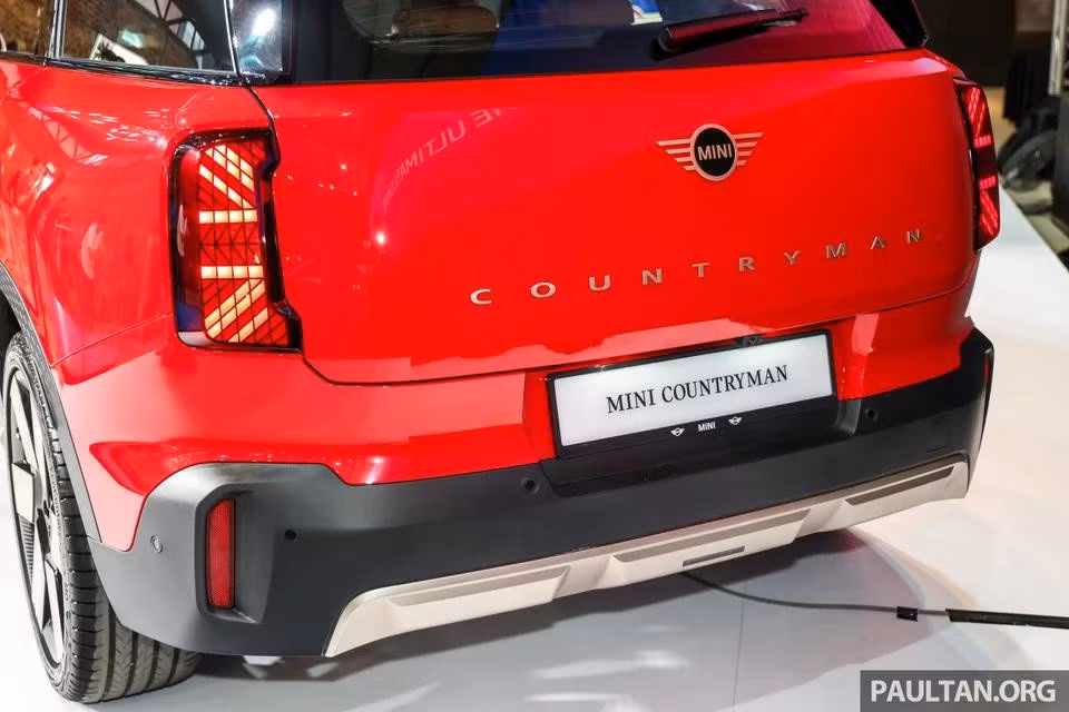 Xe có kích thước 4.445 x 1.843 x 1.635 mm, trục cơ sở dài 2.692 mm. Khối lượng không tài xế của xe đạt 2.000 kg.