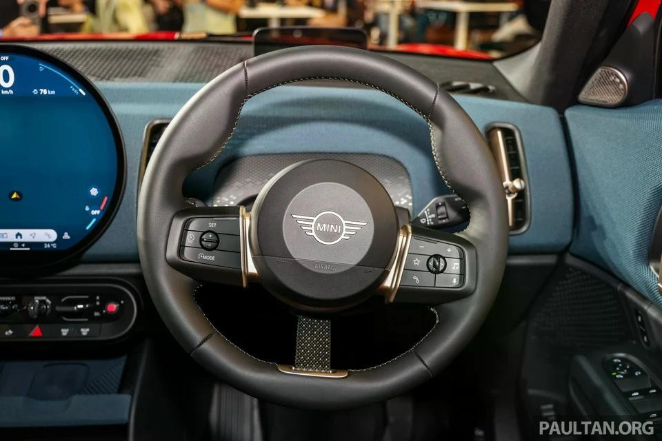 Sức mạnh được truyền đến 4 bánh thông qua hộp số ly hợp kép 7 cấp và hệ dẫn động ALL4, cho phép xe tăng tốc 0-100 km/h trong 7,4 giây, tốc độ tối đa đạt 228 km/h.